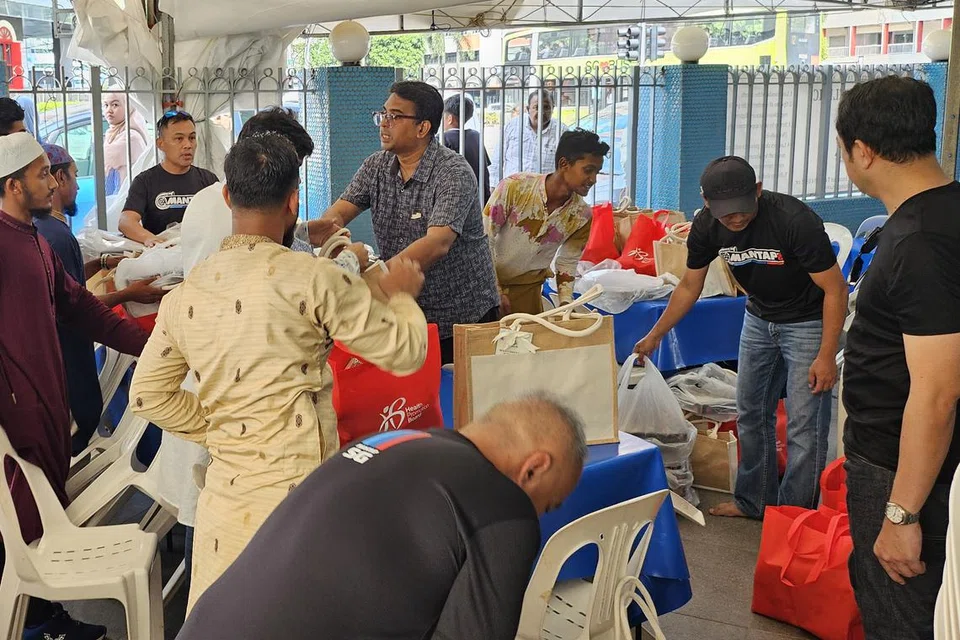 ‘Ramadan SalamSG Gives’, satu kempen bermakna yang digerakkan oleh masjid-masjid di Singapura, berusaha mengagihkan hamper makanan dan keperluan Ramadan kepada mereka yang memerlukan. 