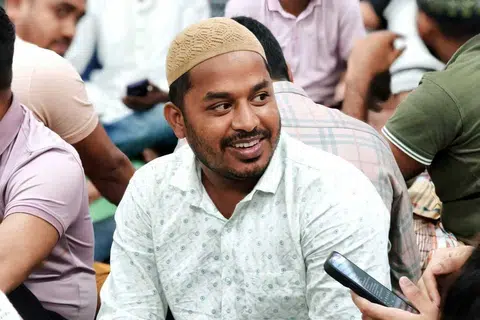 Pekerja migran, Encik Mia Rakib, kini menjalani Ramadan keempat di Singapura. Beliau merupakan antara 170 peserta yang menyertai kegiatan menulis poskad kepada keluarga sempena majlis berbuka puasa anjuran F-Fry pada 22 Februari.