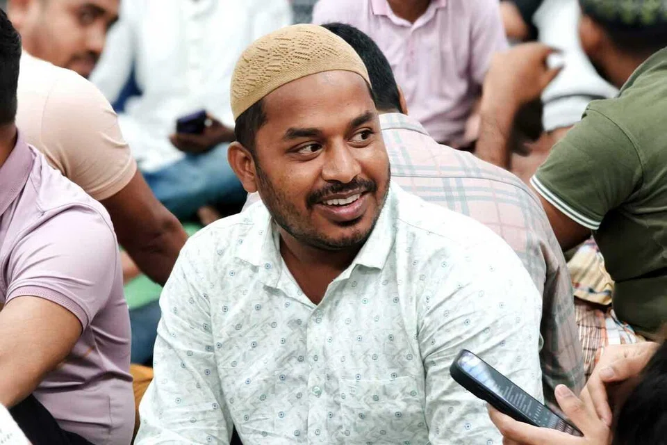 Pekerja migran, Encik Mia Rakib, kini menjalani Ramadan keempat di Singapura. Beliau merupakan antara 170 peserta yang menyertai kegiatan menulis poskad kepada keluarga sempena majlis berbuka puasa anjuran F-Fry pada 22 Februari.