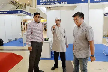 PERSIAPAN RAPI: (Dari kiri) Pengarah Urusan Al Barakah Herbs, Encik Nasrudin Abdul Rahman; Konsultan herba dan pemakanan halal, Ustaz Abdul Aziz Mohamed; dan CEO Averroes, Encik Raden Zainal Mustafa; berbincang sebelum bermulanya pameran SGHalalHerbs & Gaya Hidup 2017 di Joo Chiat Complex. - Foto ZAINAL YAHYA