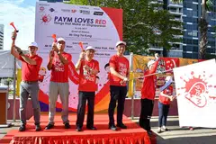 MENJELANG HARI KEBANGSAAN: Tamu terhormat Encik Ong (empat dari kiri) - bersama rakan Anggota Parlimen (AP) GRC Sembawang lain (dari kiri) Dr Lim Wee Kiak, Encik Vikram Nair dan Encik Khaw Boon Wan - melancarkan kempen 'PAYM Loves Red' semalam. - Foto PERSATUAN RAKYAT
