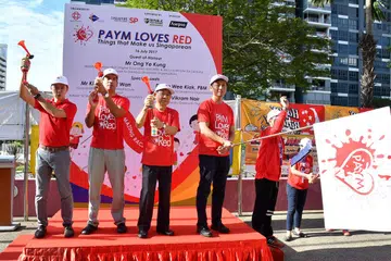 MENJELANG HARI KEBANGSAAN: Tamu terhormat Encik Ong (empat dari kiri) - bersama rakan Anggota Parlimen (AP) GRC Sembawang lain (dari kiri) Dr Lim Wee Kiak, Encik Vikram Nair dan Encik Khaw Boon Wan - melancarkan kempen 'PAYM Loves Red' semalam. - Foto PERSATUAN RAKYAT