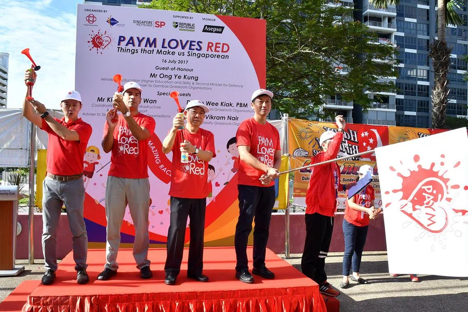 MENJELANG HARI KEBANGSAAN: Tamu terhormat Encik Ong (empat dari kiri) - bersama rakan Anggota Parlimen (AP) GRC Sembawang lain (dari kiri) Dr Lim Wee Kiak, Encik Vikram Nair dan Encik Khaw Boon Wan - melancarkan kempen 'PAYM Loves Red' semalam. - Foto PERSATUAN RAKYAT
