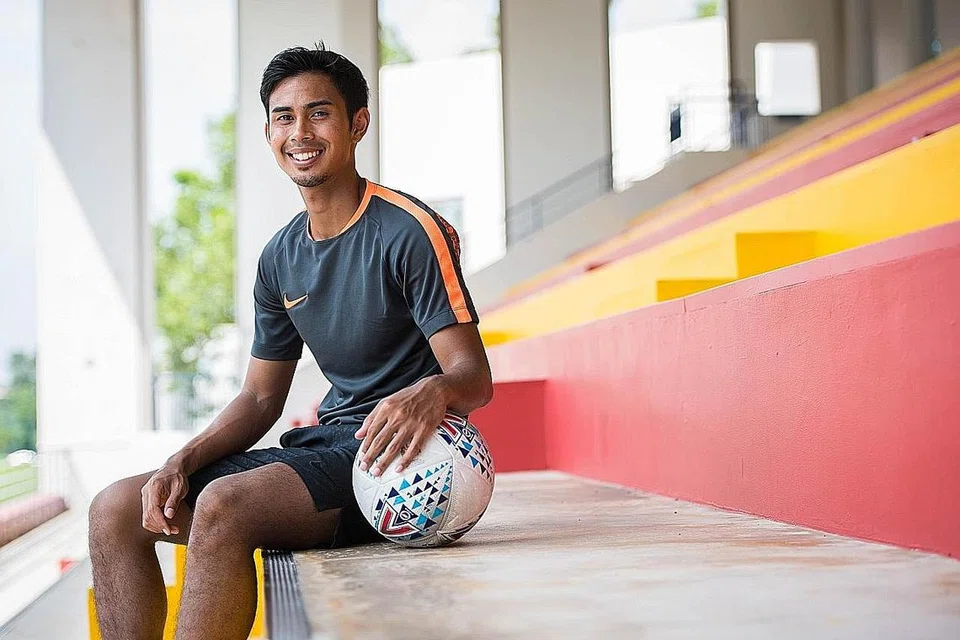 RENDAH HATI: Walau menyerlah musim ini, Adam Swandi yakin beliau masih perlu berusaha gigih untuk mempertingkat persembahannya di padang. - Foto BH oleh SYAMIL SAPARI
