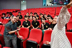 Setiausaha Parlimen Kanan (Pendidikan merangkap Pembangunan Negara), Dr Syed Harun Alhabsyi (baris pertama, kiri), bergambar bersama pemenang pertandingan sulung Piala Podcast, pasukan dari Institusi Raffles, pada 4 Julai.