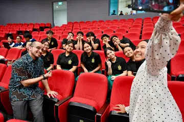 Setiausaha Parlimen Kanan (Pendidikan merangkap Pembangunan Negara), Dr Syed Harun Alhabsyi (baris pertama, kiri), bergambar bersama pemenang pertandingan sulung Piala Podcast, pasukan dari Institusi Raffles, pada 4 Julai.