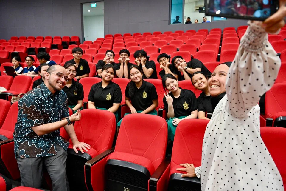 Setiausaha Parlimen Kanan (Pendidikan merangkap Pembangunan Negara), Dr Syed Harun Alhabsyi (baris pertama, kiri), bergambar bersama pemenang pertandingan sulung Piala Podcast, pasukan dari Institusi Raffles, pada 4 Julai.
