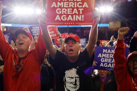 Penyokong bersorak untuk calon presiden Republikan, mantan Presiden Encik Donald Trump, semasa perhimpunan kempen di PPL Center pada 29 Oktober di Allentown, Pennsylvania.