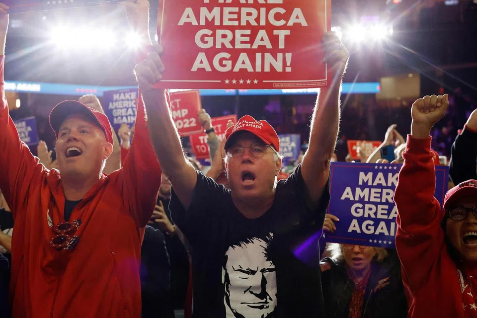 Penyokong bersorak untuk calon presiden Republikan, mantan Presiden Encik Donald Trump, semasa perhimpunan kempen di PPL Center pada 29 Oktober di Allentown, Pennsylvania.