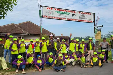 DEKATI MASYARAKAT ISLAM: Pengasas Attawasol Insaniy, Ustaz Dr Leyaket Ali, (berkaca mata hitam)  bersama adiknya, Encik Mohamed Anuar Mohamed Omar (memakai ves kelabu) dan kakitangan mereka berada di Attawasol Farm, di Jawa Tengah, Indonesia.