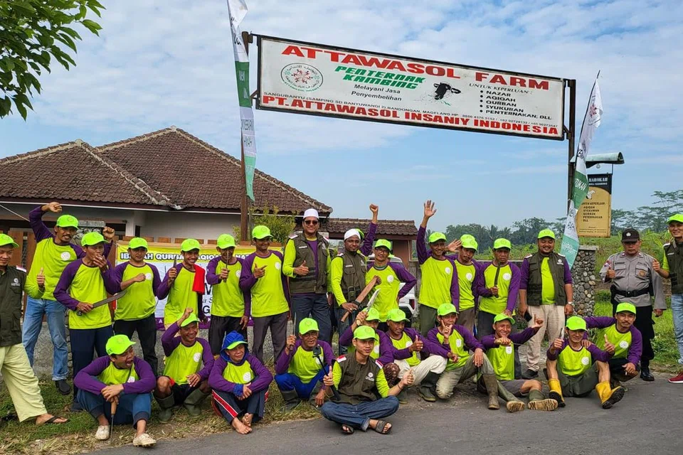 DEKATI MASYARAKAT ISLAM: Pengasas Attawasol Insaniy, Ustaz Dr Leyaket Ali, (berkaca mata hitam)  bersama adiknya, Encik Mohamed Anuar Mohamed Omar (memakai ves kelabu) dan kakitangan mereka berada di Attawasol Farm, di Jawa Tengah, Indonesia.