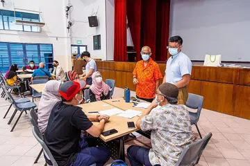 PRIHATIN: Encik Masagos (berbaju oren) meninjau sesi tentang LPA anjuran Peguam@M³ dengan kerjasama Muis di Kelab Masyarakat Toa Payoh East Sabtu lalu. - Foto MASAGOS ZULKIFLI/ FACEBOOK