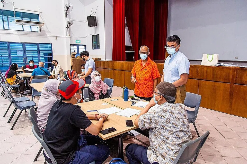 PRIHATIN: Encik Masagos (berbaju oren) meninjau sesi tentang LPA anjuran Peguam@M³ dengan kerjasama Muis di Kelab Masyarakat Toa Payoh East Sabtu lalu. - Foto MASAGOS ZULKIFLI/ FACEBOOK