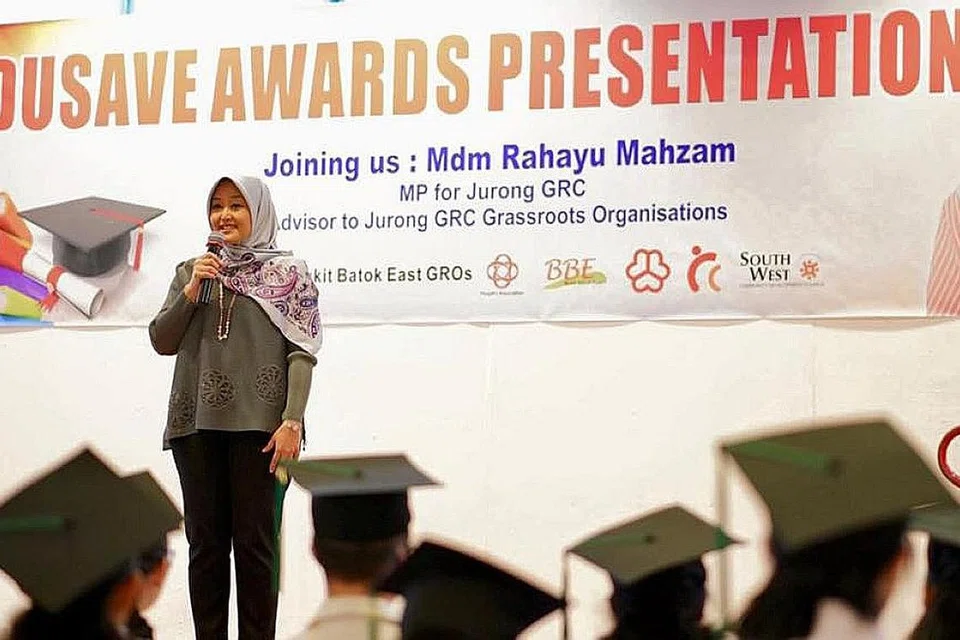 SEMANGAT BAGI TAHUN BARU: Cik Rahayu Mahzam (kanan) memberi sedikit ucapan kepada penerima anugerah sempena penyampaian anugerah Edusave minggu lalu. - Foto FACEBOOK RAHAYU MAHZAM