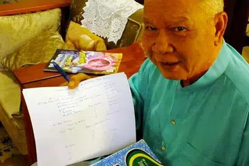WARIS PALING KUAT ESTET PENINGGALAN ORANG KAYA BANJAR DI SINGAPURA: Encik Burhan menunjukkan salasilah keturunannya daripada Syekh Muhammad Arsyad, ulama tersohor Banjar, sebagai bukti warisannya. - Foto SAINI SALLEH 