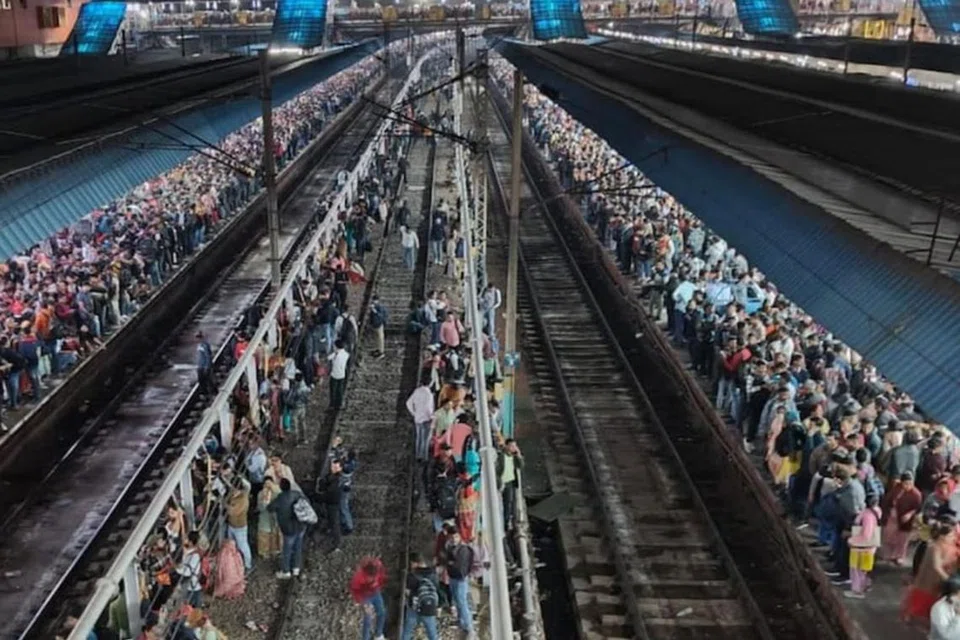 Kesibukan di stesen kereta api tercetus apabila orang ramai bergelut menaiki kereta api ke festival Kumbh Mela.