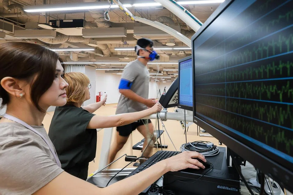 Mesin treadmill ini digunakan semasa Ujian Senaman Kardiopulmonari (CPET)  di makmal Prestasi Manusia SIT. Ia antara peralatan yang menyokong pelajaran Fakulti Kesihatan dan Sains Kemasyarakatan SIT dalam penjagaan kesihatan. 