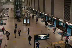 PENGANGKUTAN AWAM: Orang ramai dilihat mengamalkan jarak selamat dan memakai pelitup semasa menunggu kereta api di platform stesen MRT Bishan, sekitar 4.15 petang pada 24 April lalu.
