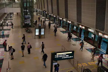 PENGANGKUTAN AWAM: Orang ramai dilihat mengamalkan jarak selamat dan memakai pelitup semasa menunggu kereta api di platform stesen MRT Bishan, sekitar 4.15 petang pada 24 April lalu.