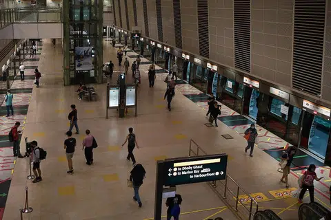 PENGANGKUTAN AWAM: Orang ramai dilihat mengamalkan jarak selamat dan memakai pelitup semasa menunggu kereta api di platform stesen MRT Bishan, sekitar 4.15 petang pada 24 April lalu.