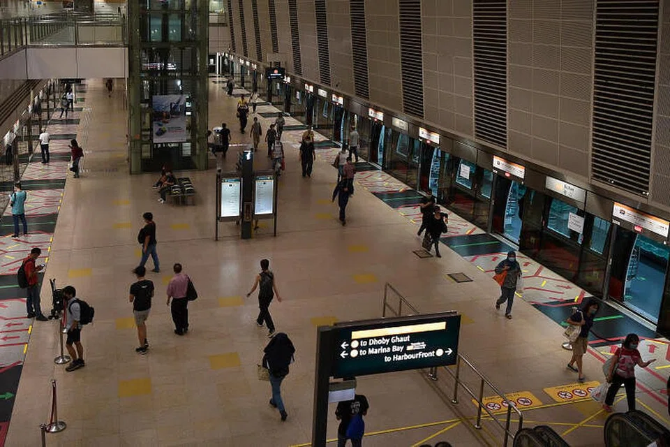 PENGANGKUTAN AWAM: Orang ramai dilihat mengamalkan jarak selamat dan memakai pelitup semasa menunggu kereta api di platform stesen MRT Bishan, sekitar 4.15 petang pada 24 April lalu.