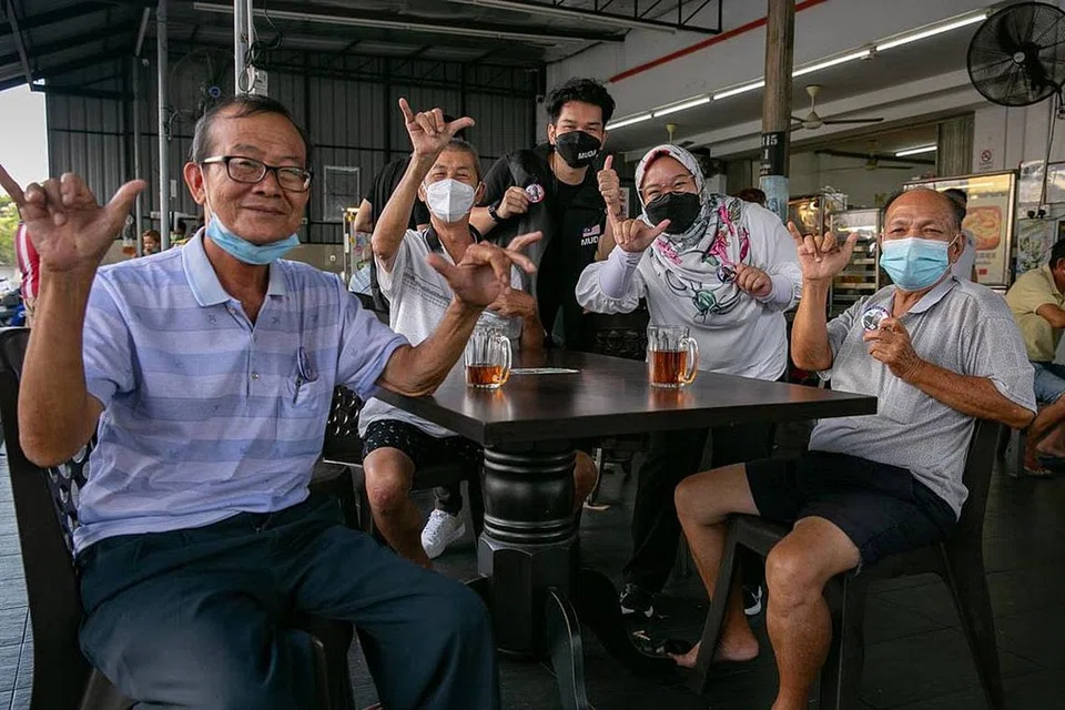 PIKAT PENGUNDI: Calon muka baru parti Muda, Cik Amira Aisya Abdul Aziz (dua dari kanan), giat mendekati penduduk semasa berkempen semasa pilihan raya Johor kali ini. - Foto BH oleh BASIR SISWO