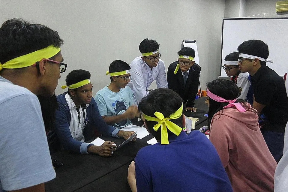 KONVENSYEN DI LUAR NEGARA: Sebelum pandemik melanda, FacetheFuture telah mengendalikan konvensyen di Jakarta untuk membimbing remaja mengenai pentingnya nilai pendidikan melalui permainan dan aktiviti menyeronokkan. - Foto ihsan FAEZA SIRAJUDIN