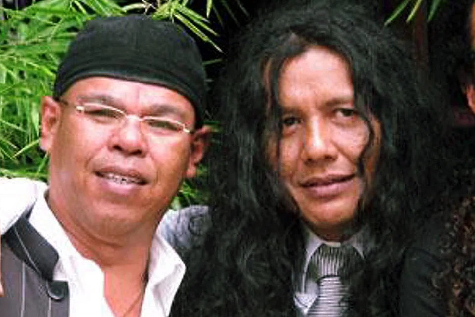 BELASUNGKAWA: Man Dayak (kiri), di sini bersama sahabat dan salah seorang daripada ahli kumpulan Lefthanded. pemain gitar uatama Man Kidal, telah lama beraksi bersama dengan kumpulan tersebut sejak ia ditubuhkan pada 1979.