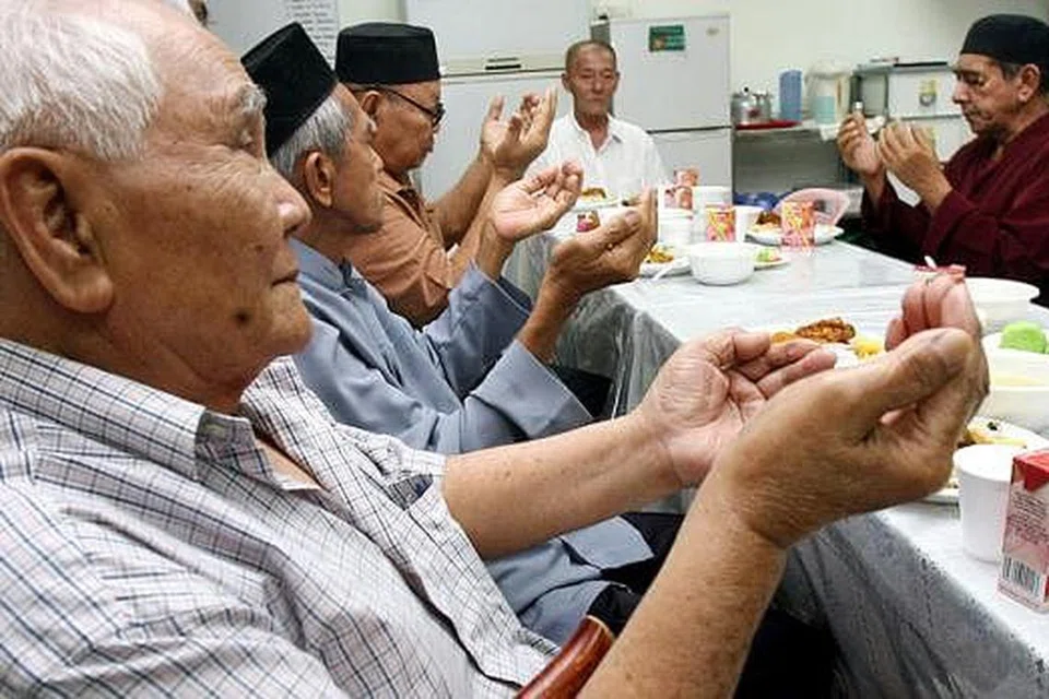 `SEDANG BERDOA: Setiap kita digalakkan berdoa sebagai lambang pengharapan kepada Ilahi dan membina tekad serta kesungguhan untuk membina kehidupan yang lebih baik. - Foto hiasan