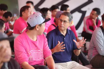 Menteri Negara (Ehwal Dalam Negeri merangkap Pembangunan Negara), Profesor Madya Dr Muhammad Faishal Ibrahim, bersama seorang rakan kongsi penghantaran Foodpanda menghadiri demonstrasi keselamatan jalan raya pada 7 Oktober di Pusat Memandu ComfortDelGro (CDC) di Ubi Avenue 4.