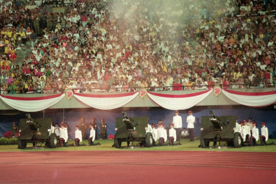 Tembakan Meriam Presiden dilepaskan dari dalam Stadium Negara semasa NDP pada 9 Ogos 1994. Edisi tersebut mencipta sejarah apabila buat julung-julung kalinya tembakan penghormatan itu diadakan dari dalam stadium.