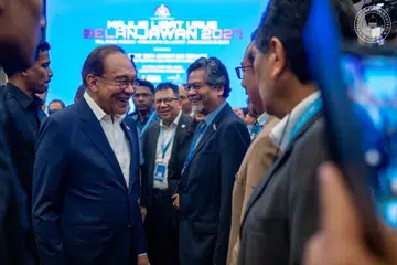 Perdana Menteri Malaysia, Datuk Seri Anwar Ibrahim (kiri), menyantuni para pegawai kerajaan selepas penutup Majlis Libat Urus Belanjawan 2027 di Putrajaya.