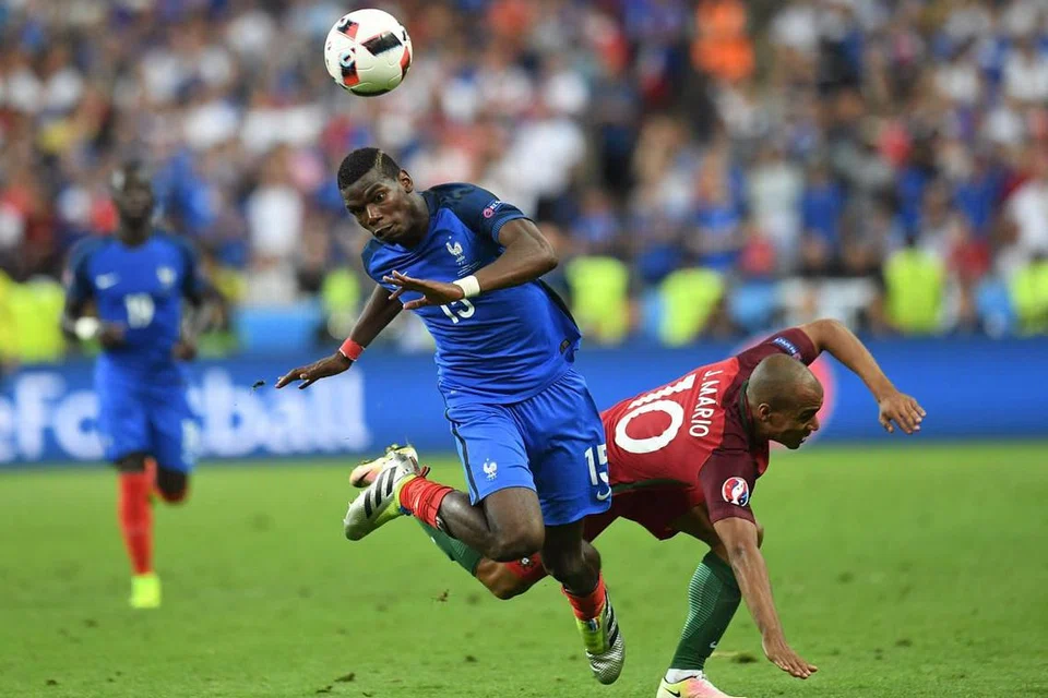 Paul Pogba beraksi bagi Perancis semasa menentang Portugal dalam perlawanan akhir Euro 2016 pada 10 Julai 2016. 