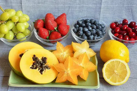MAKAN SECARA BIJAK: Beberapa prinsip yang harus diikuti antaranya senantiasa minum air dan makan buah-buahan sebelum hidangan utama kerana kedua-dua itu akan mengurangkan rasa lapar. - Foto fail