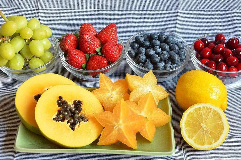 MAKAN SECARA BIJAK: Beberapa prinsip yang harus diikuti antaranya senantiasa minum air dan makan buah-buahan sebelum hidangan utama kerana kedua-dua itu akan mengurangkan rasa lapar. - Foto fail