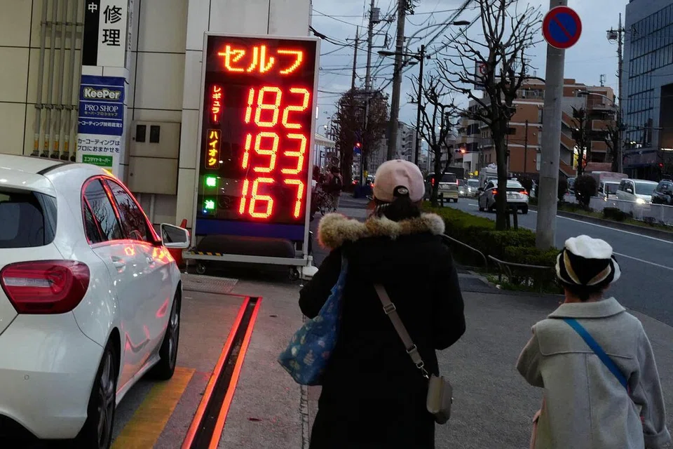 Papan tanda di sebuah stesen minyak memaparkan harga petrol biasa pada 182 yen seliter di Tokyo pada 18 Mac 2026. Harga minyak menurun pada hari tersebut selepas Iraq mengumumkan penyambungan semula eksport melalui Turki, sekali gus mengelakkan laluan Selat Hormuz yang kini hampir tidak dapat digunakan, manakala pasaran saham turut meningkat dipacu kenaikan sektor teknologi di Wall Street.