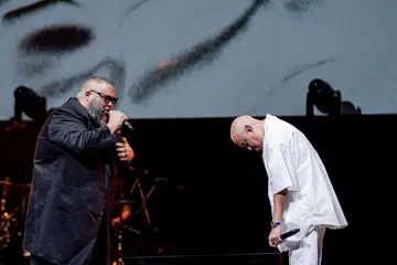 Joe Flizzow (kanan) menghormati rap veteran Singapura, Sheikh Haikel (kiri) yang menurut ‘rapper’ Malaysia itu adalah sumber inspirasinya.