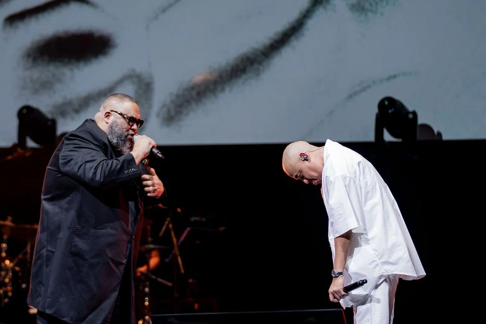 Joe Flizzow (kanan) menghormati rap veteran Singapura, Sheikh Haikel (kiri) yang menurut ‘rapper’ Malaysia itu adalah sumber inspirasinya.