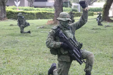 LATIHAN: Komando dari Batalion Komando Pertama menjalani latihan di Kem Hendon. - Foto MINDEF