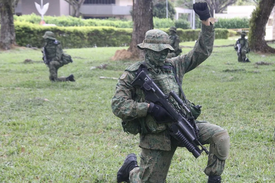 LATIHAN: Komando dari Batalion Komando Pertama menjalani latihan di Kem Hendon. - Foto MINDEF