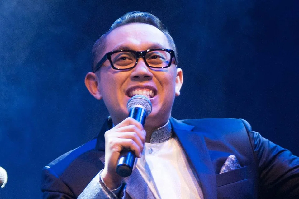 BUAI JIWA: Kumpulan pemuzik dari Indonesia, Ensemble Keroncong Eljasqee, memberi kesegaran pada irama keroncong dan bakal mengiringi persembahan bertenaga bakat tempatan Rudy Djoharnaen (atas). - Foto ESPLANADE