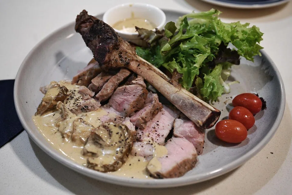 MENYELERAKAN: Antara hidangan istimewa di Okra x Le Steak by Chef Amri adalah sajian daging anak lembu yang diberi susu. Dagingnya kelihatan keputihan berbanding kemerahan seperti daging lain. Ini membolehkan daging tersebut terasa lebih lemak dan lembut.