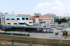 Pelajar boleh menyertai senarai menunggu untuk menempah slot kelas praktikal di Pusat Memandu Bukit Batok (BBDC) pada salah satu slot kelas hujung minggu, dengan bayaran tambahan $45.