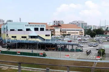 Pelajar boleh menyertai senarai menunggu untuk menempah slot kelas praktikal di Pusat Memandu Bukit Batok (BBDC) pada salah satu slot kelas hujung minggu, dengan bayaran tambahan $45.