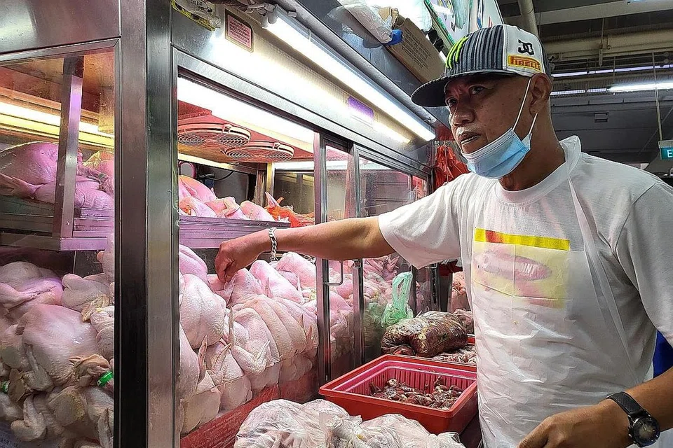 TINJAU KEADAAN: Sekiranya terdapat permintaan yang lebih tinggi untuk ayam beku yang lebih berat, Encik Rahim berkata mereka akan melakukan tempahan bagi ayam beku yang mempunyai berat antara 1.5 hingga 1.7 kilogram. - Foto BH oleh NATASHA MUSTAFA 