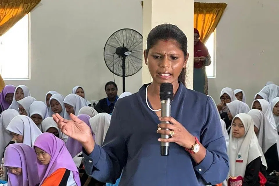 POPULAR: Dr Malar Santhi Santherasegapan ketika memberi ceramah di sebuah sekolah di Ampang, Kuala Lumpur, mengenai dunia pempengaruh di media sosial. 