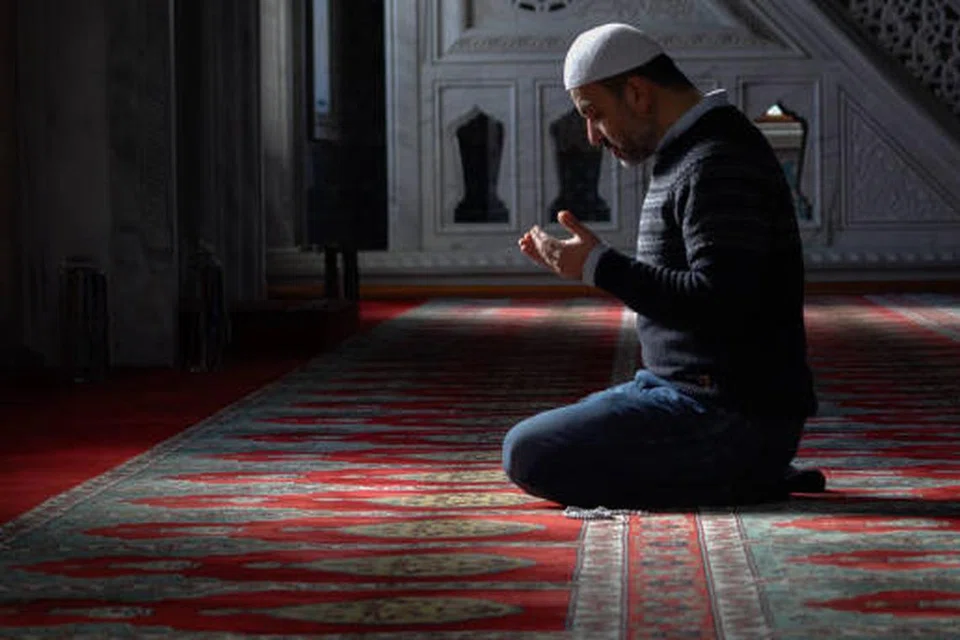 Antara amalan yang dianjurkan pada malam lailatulqadar adalah memperbanyakkan berzikir memperingati dan mengagungkan Allah swt, dan bermohon supaya Allah mengabulkan berbagai-bagai doa yang dihajati. Bahkan, Rasulullah saw menggalakkan melakukan solat dua rakaat jika seseorang itu berhajat akan sesuatu.