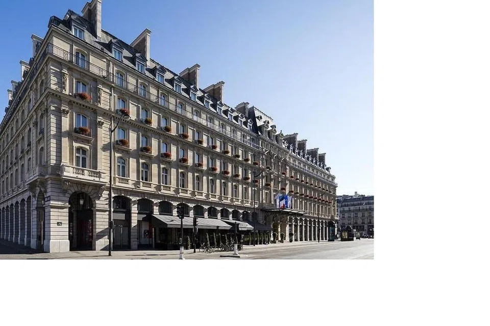Hilton dengan 268 bilik, yang dibuka semasa Pameran Dunia 1889 di Paris, terletak dalam jarak dua kilometer dari tarikan utama seperti Louvre dan Montmartre.