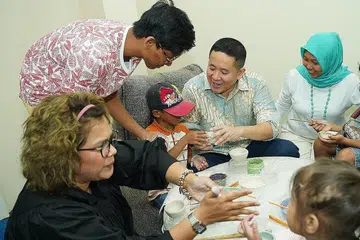 BERAT SAMA DIPIKUL: Personaliti seperti Fatimah Mohsin (kiri) dan pelajar Sota, Izz Muhammad Ahmad (berbaju merah), sedang menghasilkan tembikar bersama anak-anak yang ibu bapa mereka dalam penjara akibat dadah. Turut bersama mereka ialah Encik Amrin Amin dan Setiausaha Kehormat HGEF, Cik Haslinda Putri Harun (paling kanan). - Foto BM oleh NUR DIYANA TAHA