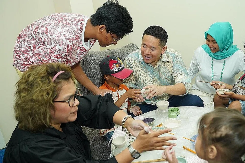 BERAT SAMA DIPIKUL: Personaliti seperti Fatimah Mohsin (kiri) dan pelajar Sota, Izz Muhammad Ahmad (berbaju merah), sedang menghasilkan tembikar bersama anak-anak yang ibu bapa mereka dalam penjara akibat dadah. Turut bersama mereka ialah Encik Amrin Amin dan Setiausaha Kehormat HGEF, Cik Haslinda Putri Harun (paling kanan). - Foto BM oleh NUR DIYANA TAHA